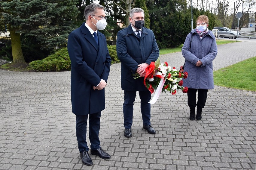 Piła. Delegacje złożyły kwiaty pod pomnikiem St. Staszica w 230. rocznicę uchwalenia Konstytucji 3 Maja. Zobaczcie zdjęcia
