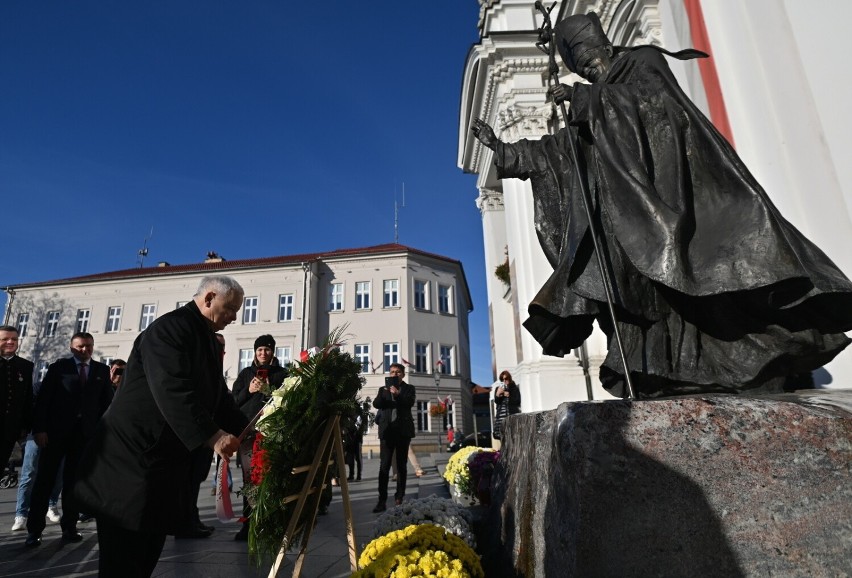W Wadowicach Jarosław Kaczyński złożył też kwiaty pod...