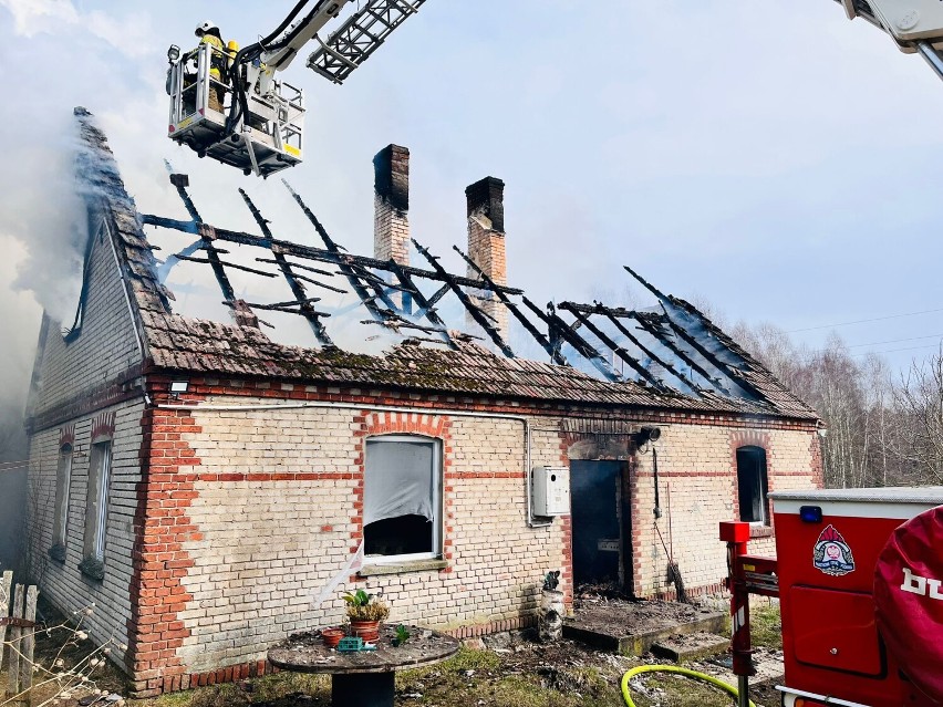 Ogień doszczętnie strawił dom jednorodzinny w gminie Skórcz....