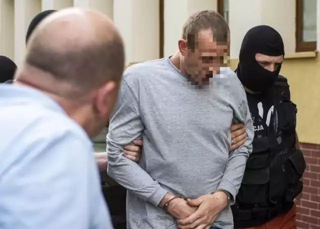 Według prokuratury Adrian K. miał uwięzić kobietę w dworcowym pustostanie w Chełmży, pobić, próbować zabić i kilkukrotnie zgwałcić. Tymczasem wersja mężczyzny i opinia biegłego o obrażeniach ofiary wskazują na co innego.

O horrorze w Chełmży w czerwcu br. głośno było w całym kraju. "Uwięziona, torturowana, gwałcona" - donosiły media. Recydywista Adrian K. miał 30-letnią kobietę uwięzić w pustostanie na dworcu kolejowym w Chełmży, torturować ją tam i gwałcić. Koszmar miał trwać ponad dobę: od 7 do 8 czerwca. Przerwała go ucieczka ofiary. 

CZYTAJ DALEJ >>>>>