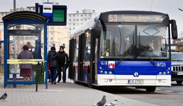 W Wigilię i dwa świąteczne dni pojedzie mniej autobusów i tramwajów. W sylwestrową noc, natomiast, więcej i kursować będą do późna.