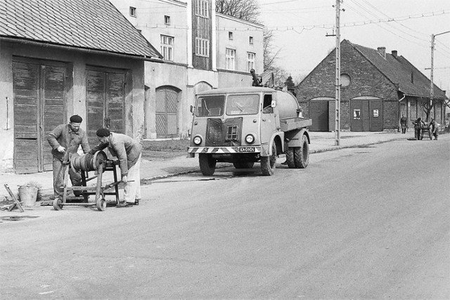 Rok 1970. Czyszczenie kanalizacji sanitarnej na ul. Zaborskiej