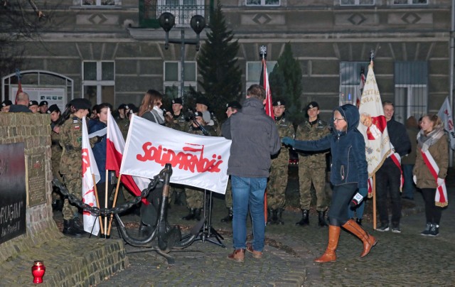 W środowy wieczór pod pomnikiem "Solidarności" w Grudziądzu odbyły się uroczystości upamiętniające 36. rocznicę wprowadzenia stanu wojennego. W uroczystości udział wzięło ponad sto osób.