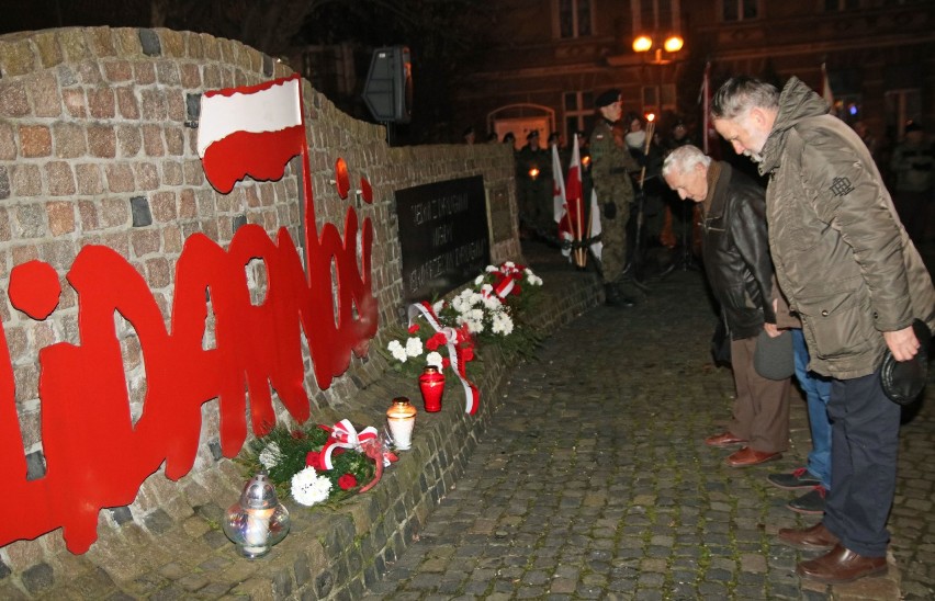 W środowy wieczór pod pomnikiem "Solidarności" w Grudziądzu...