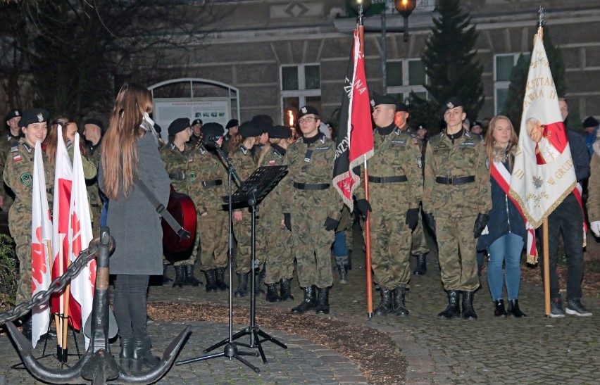 W środowy wieczór pod pomnikiem "Solidarności" w Grudziądzu...