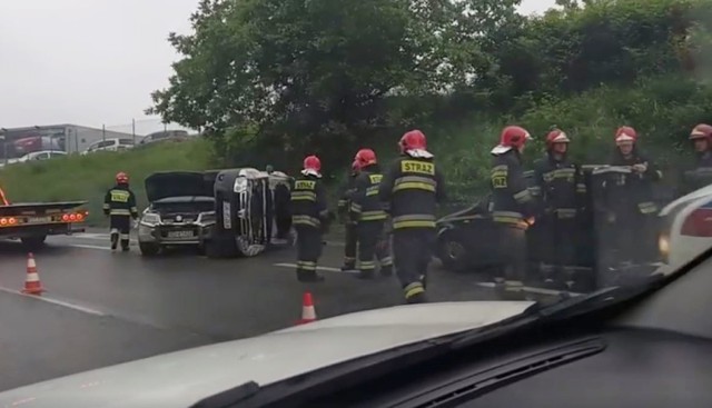 Wypadek na zakręcie mistrzów w Sosnowcu. Doszło tam do dwóch zdarzeń. Najpierw zderzyły się dwa samochody, a kilka minut później wjechał w nie kolejny samochód