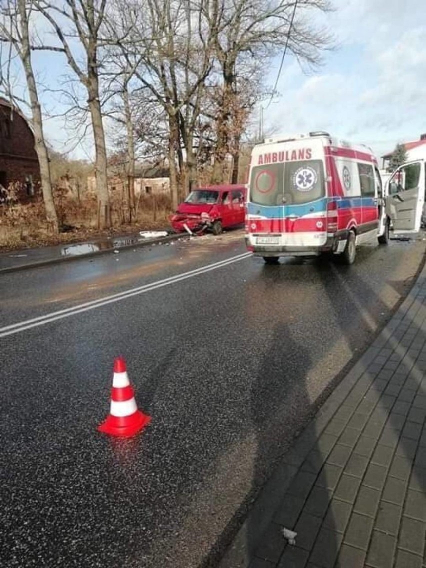 Wypadek dwóch volkswagenów na drodze Włocławek - Brześć Kujawski [OSP w oku kamery - wideo]