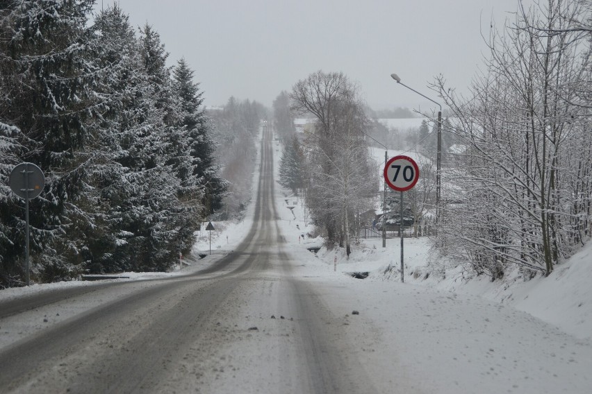Gorlice. Krajówka czarna i w miarę sucha, gorzej jest na pozostałych drogach, które pokryte są warstwą lodu i śniegu