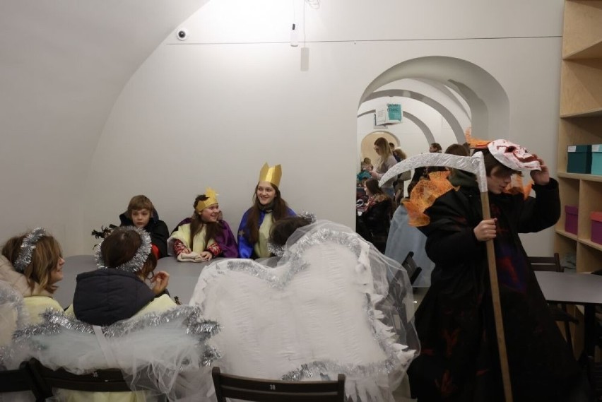 Świąteczny marsz we Lwowie, śpiewanie kolęd w schronie.