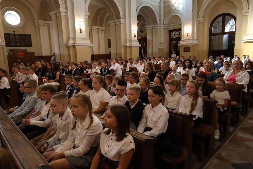 Inauguracja roku szklonego w PSP 9 w Radomsku. Było sadzenie drzewa i zakopanie kapsuły czasu. ZDJĘCIA