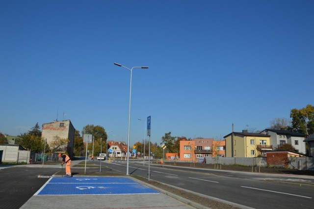 W ramach budowy dróg dojazdowych do wiaduktu od południa zbudowano już ulicę Dmowskiego (na zdjęciu) i Piłsudskiego