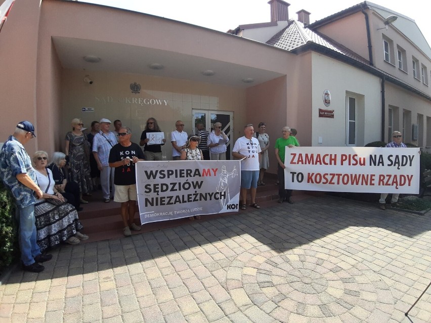 Ostrołęka. Protest sędziów przed Sądem Okręgowym