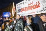 "Protest Wolnych Polaków" na Placu Matejki w Krakowie. Kolejna odsłona zamieszania wokół mediów publicznych. Gorąco w polskiej polityce