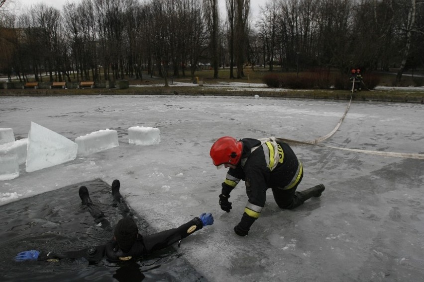 Świętochłowice: Pokaz ratownictwa spod lodu w wykonaniu strażaków i płetwonurków [ZDJĘCIA + WIDEO]