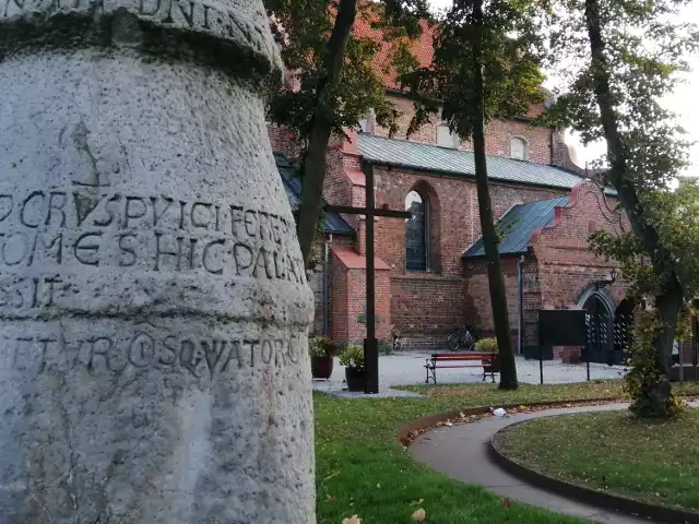 Treść inskrypcji wyrytej na Konińskim Słupie Drogowym w tłumaczeniu Krzysztofa Dunin - Wąsowicza
Roku Wcielenia Pańskiego 1151
do Kalisza z Kruszwicy tu prowadzi punkt,
wskazuje to formuła drogi i sprawiedliwości,
którą kazał uczynić komes palatyn Piotr
i starannie tę drogę przepołowił,
aby był go pamiętny,
racz każdy podróżny modlitwą prosić
łaskawego Boga.