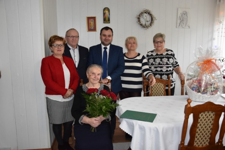 90. urodziny mieszkanki gminy Malechowo. Były kwiaty i gratulacje [ZDJĘCIA]