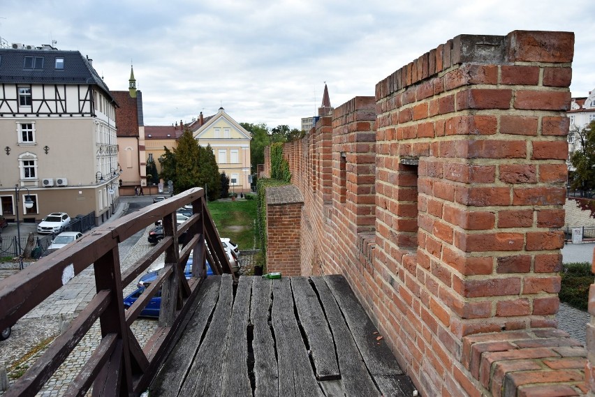 Podest i balustrada na murach obronnych Opola są w złym...