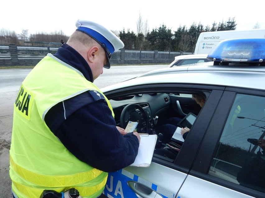 Policyjne kontrole w powiecie radziejowskim. Ujawniono 17 wykroczeń, zatrzymano 4 dowody rejestracyjne [zdjęcia]