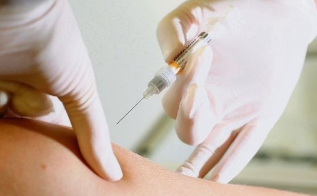Lekarze apelują by się szczepić przeciw grypie. Tegoroczna szczepionka uodparnia również przed zachorowaniem na tzw. świńską grypę. Zaczyna działać już po kilku dniach. Zdjęcie ilustracyjne