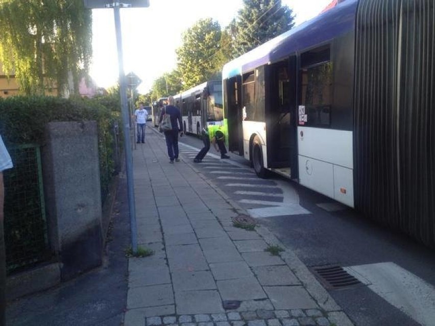Drogowy incydent na ul. Reduty Ordona w Szczecinie. Opóźnienia autobusów 75