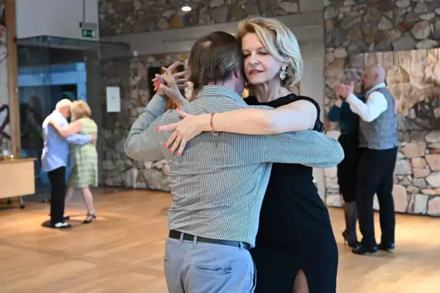 Niezwykłe tango Milonga w rytmach argentyńskiej muzyki w kieleckiej Geonaturze. Na parkiecie wspaniałe taneczne pary.