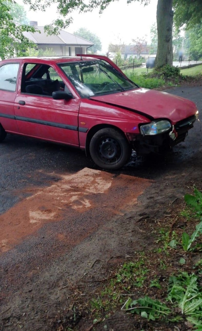 Wypadek na drodze Milcz - Nietuszkowo. Samochód uderzył w drzewo