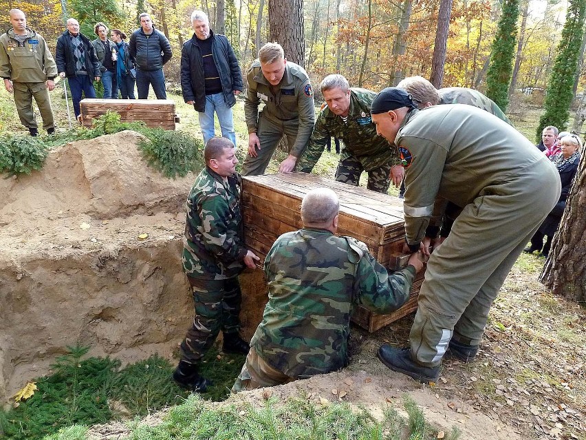 Na cmentarzu w Leszkowie pochowano szczątki 20 żołnierzy radzieckich