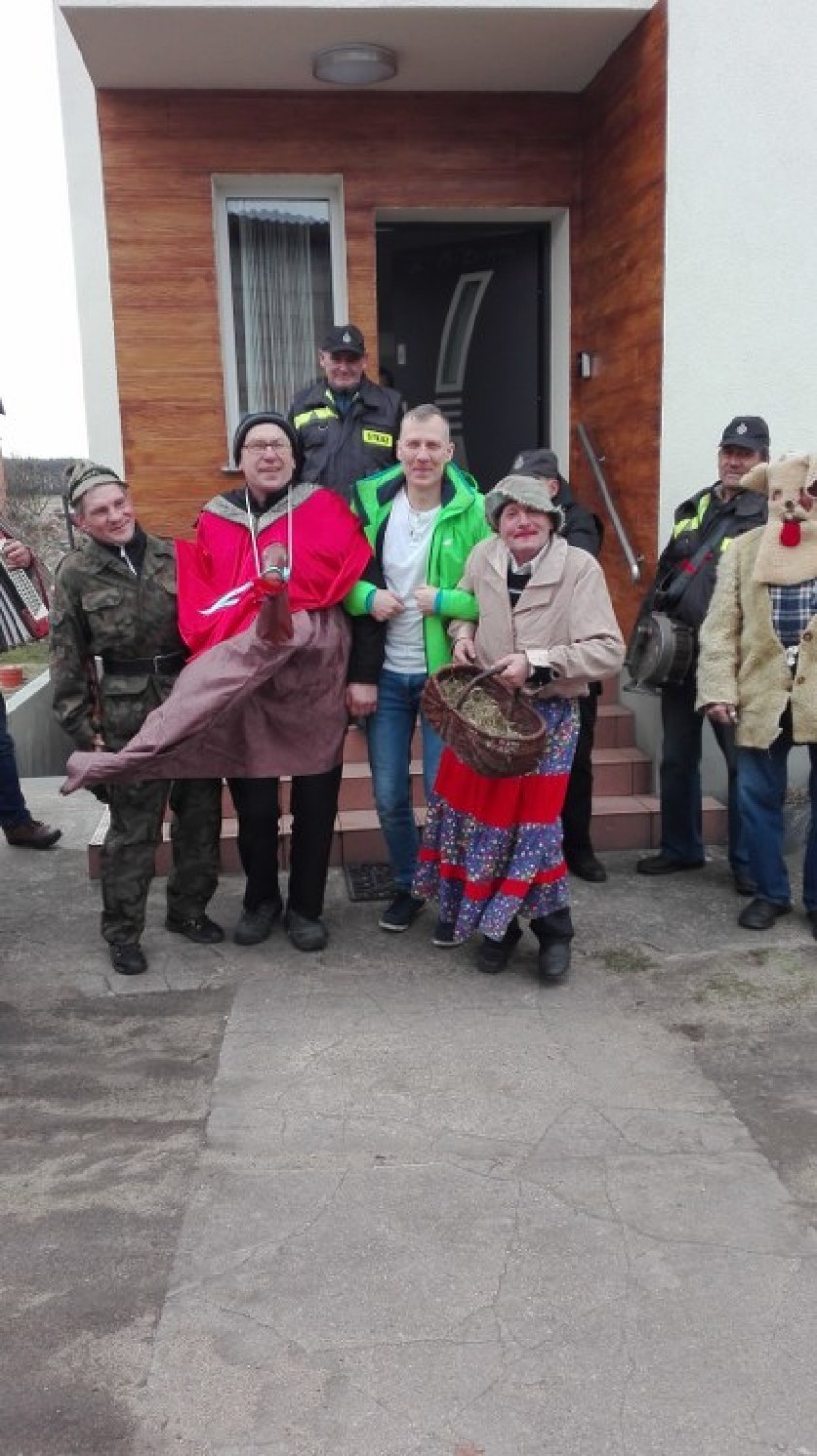 Mieszkańcy Woli Droszewskiej kultywują tradycję niedźwiedzia...