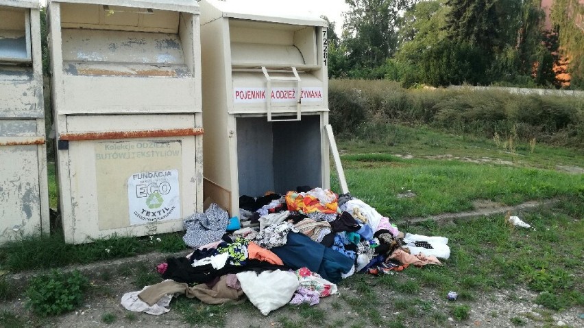 Pojemniki na odzież zniknęły, śmieci pozostały. Kto je posprząta? FOTO