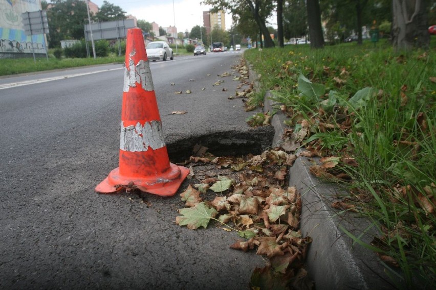 Droga zapada się niedaleko ronda Karwiny (popularnej nerki)