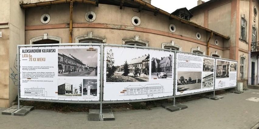 Ruinę w centrum przykryli grafiką ukazującą historię Aleksandrowa Kujawskiego [zdjęcia]