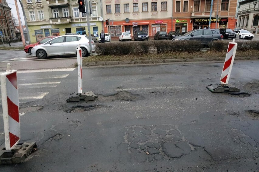 Komisja Europejska do spraw komunikacji zaniepokojona stanem dróg w Legnicy