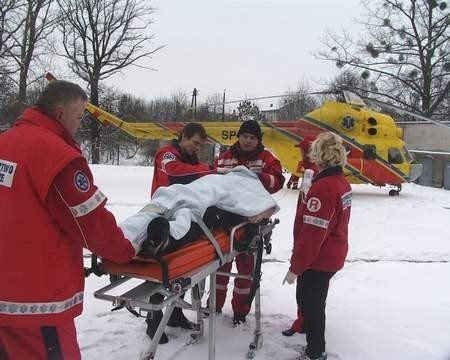 Jeden z ciężko rannych został przetransportowany do Poznania helikopterem. fot. P. MICHALAK