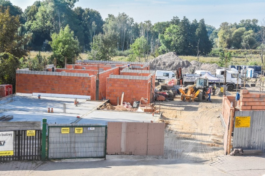 Szamotuły. W centrum miasta powstają apartamentowce. Mury szybko pną się do góry [ZDJĘCIA]