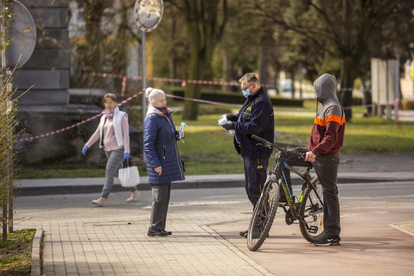 Rozdawali maseczki seniorom [ZDJĘCIA]        