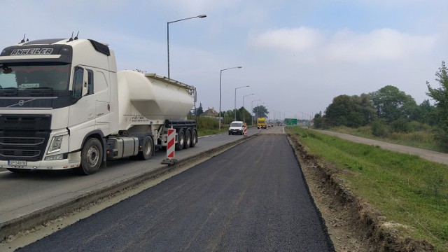 Remont obwodnicy północnej Opola - rozpoczęto układanie asfaltu