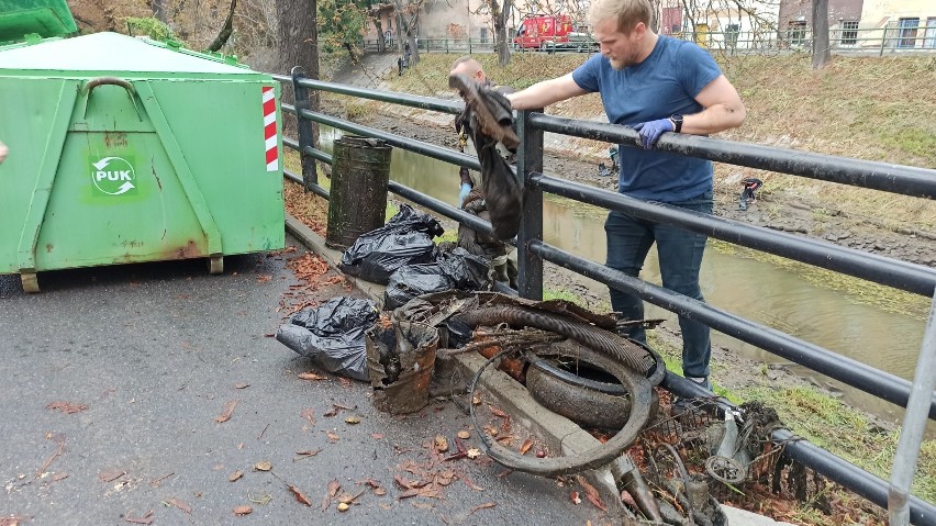 Kaliszanie sprzątali dno rzeki Prosny