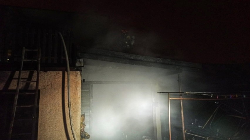 W Strzałkowie spaliła się altana garażowa