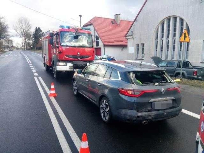 Groźny wypadek w Bobrowicach. Zderzyły się trzy auta, są ranni [zdjęcia]