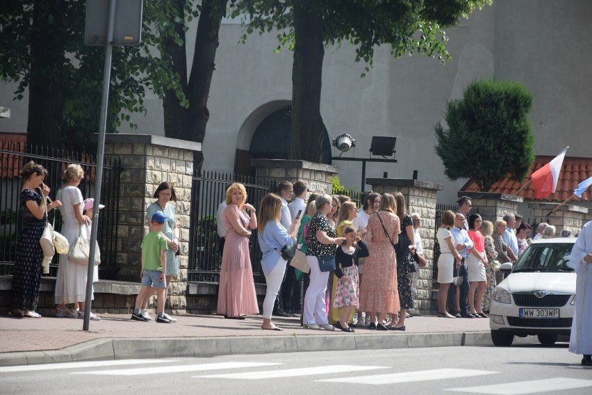 Procesja Bożego Ciała 2022 parafii Nawiedzenia NMP i św. Józefa przeszła ulicami Wielunia ZDJĘCIA