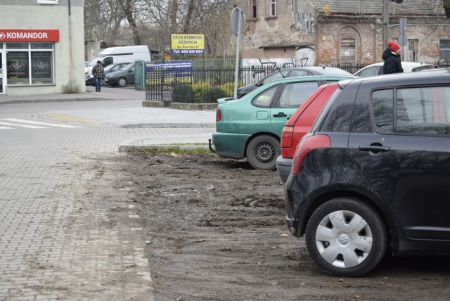 Pierwszy trawiasty parking w mieście, zbudowany w tym roku przy ul. Rawskiej, w niektórych miejscach zamienił się w błoto. Władze miasta obiecują, że parking zostanie naprawiony, ale najwcześniej wiosną. I też będzie trawiasty, bo taki jest warunek konserwatora zabytków.