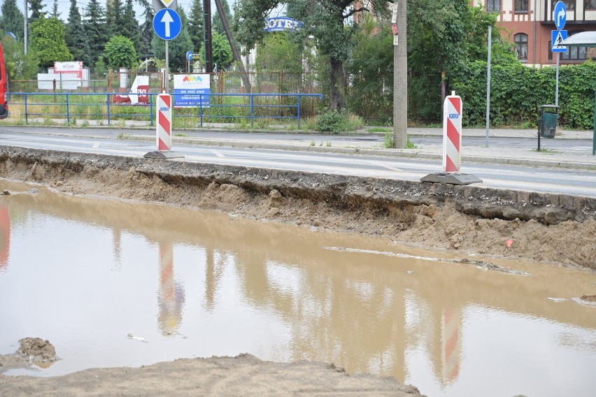 Deszcz podmył część ul. Chełmińskiej. Autobusy jeżdżą inną trasą