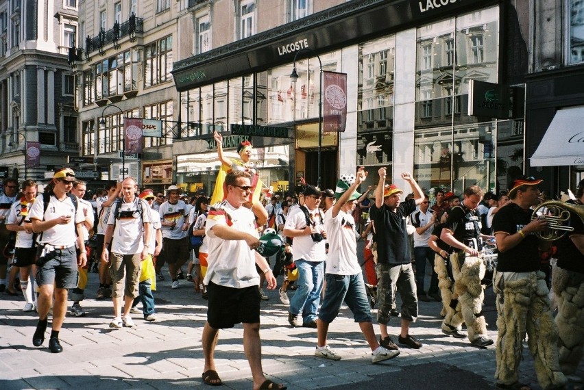 Przez Graben w samym centrum Wiedia (plac-ulica) maszerują...