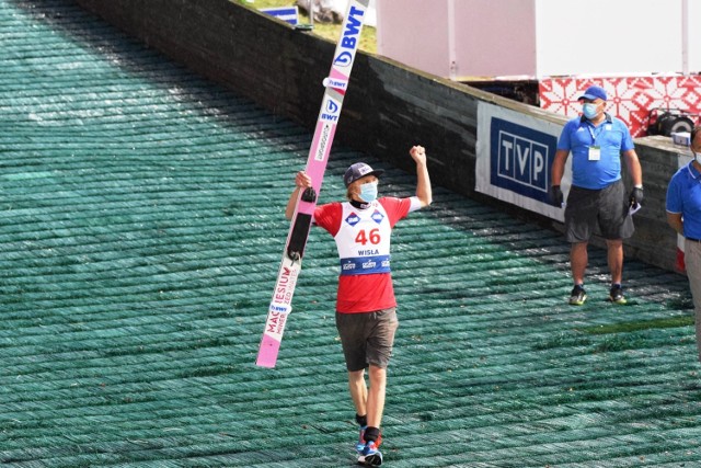 Dawid Kubacki wygrał konkurs w Wiśle Malince w ramach Letniej Grand Prix, a po raz pierwszy w historii letniej rywalizacji skoczków całe podium należało do Polaków. Przesuwaj gestem lub za pomocą strzałki, by zobaczyć kolejne zdjęcie