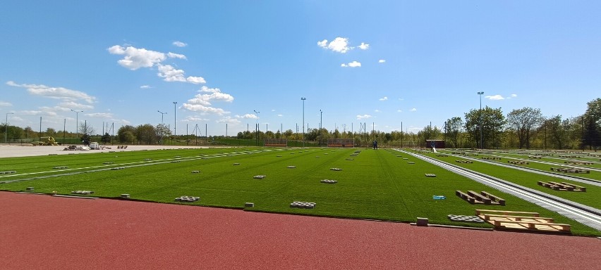 Przy PSP 6 w Radomsku powstaje nowe boisko. Trwa budowa kompleksu sportowego. ZDJĘCIA