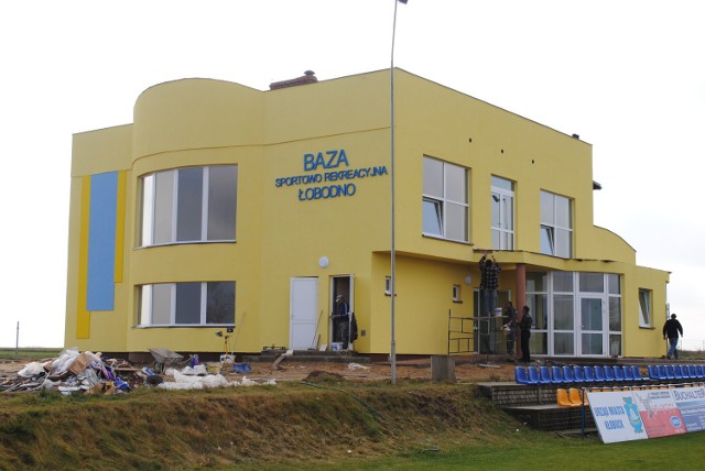Kończy się budowa budynku klubowego w Łobodnie
