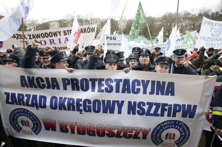 W Gdańsku - protest mundurowych przed Urzędem Wojewódzkim