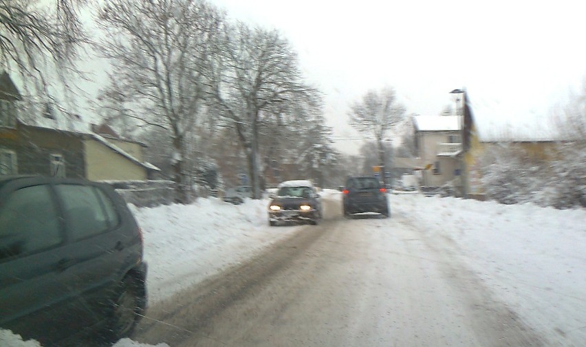 Zima znowu zaatakowała. Trudne warunki na drogach powiatu nowodworskiego