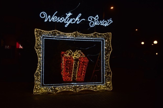 Nowy Dwór Gdański. Nowa iluminacja świąteczna została zainstalowana przy Skwerze Fryderyka Chopina (obok Informacji Turystycznej).