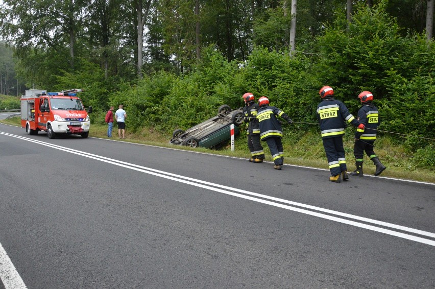 Gmina Miastko. Wypadek na krajowej 20. Audi dachowało i zatrzymało się w rowie (FOTO+VIDEO)